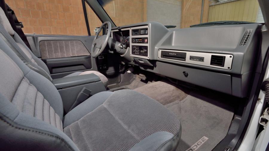 Интерьер Dodge Dakota LS Sport Convertible (1 of 999) 1990 года  (фото 8 из 20)